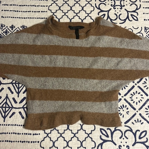 BCBG super soft and sexy small sweater - Picture 3 of 9